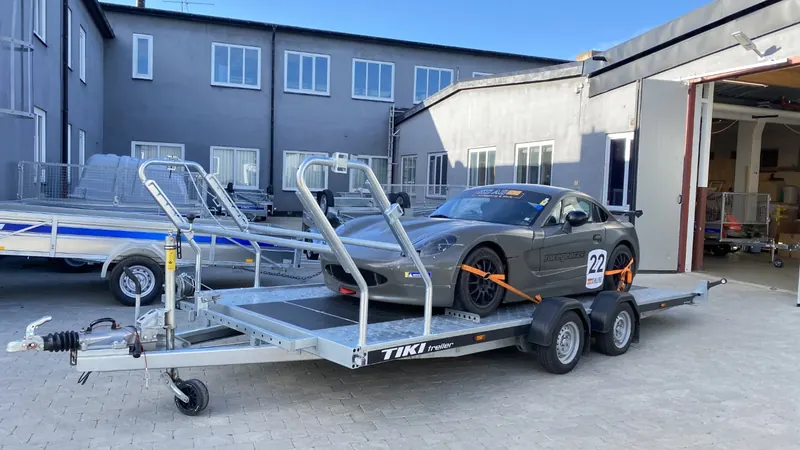 Biltransportsläp från Tiki med en sportbil på flaket