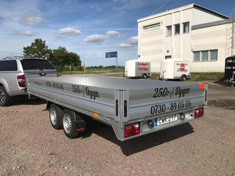 Plattformssläp med tandemaxel och fällbara lämmar